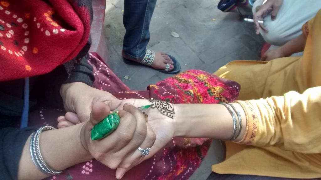 And the mehendi ceremony starts..yes all inside the police station! 