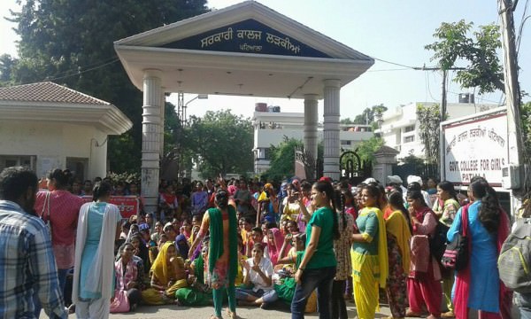 All power to the independent struggle of women students against the shackles and cages that bind us! ?#?pinjratod? ?#?Patiala? 
