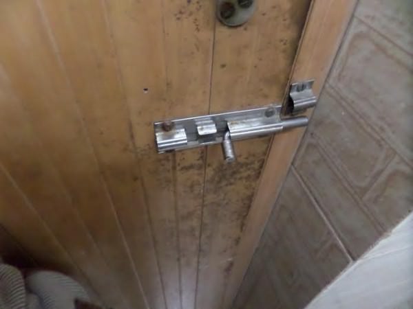 A public loo door in Kolkata with a dysfunctional latch. | Loo Watch India