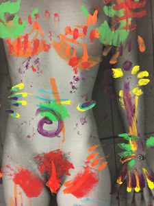 बलात्कार के बेबस रंगों को उकेरता एमा क्रेंजर का पावरफुल आर्ट पीस
