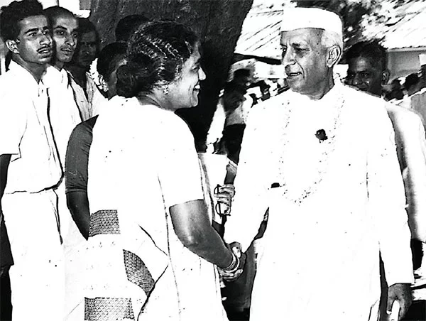 Fathema Ismail and Jawaharlal Nehru at the opening of her clinic in the military barrack at Marine Drive in 1947