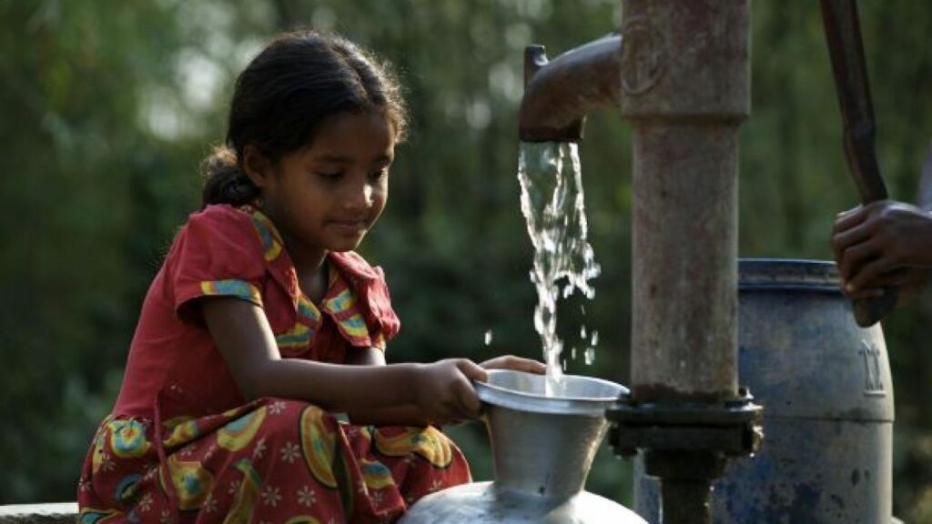 A child filling water from the tap