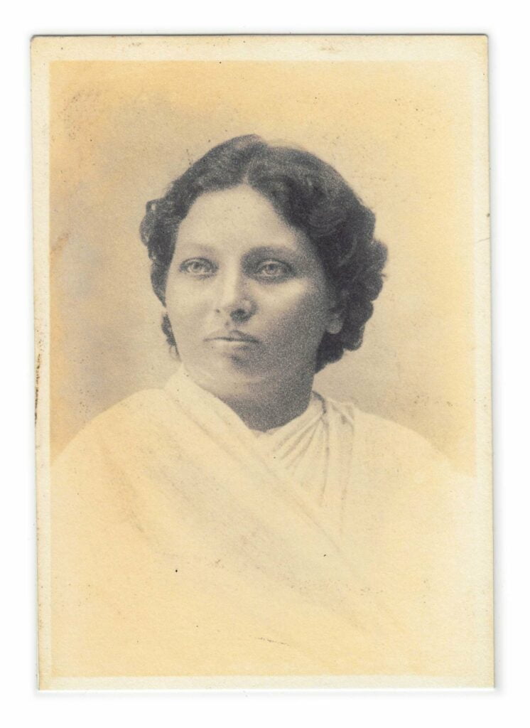 Pandita Ramabai posing for a portrait photo