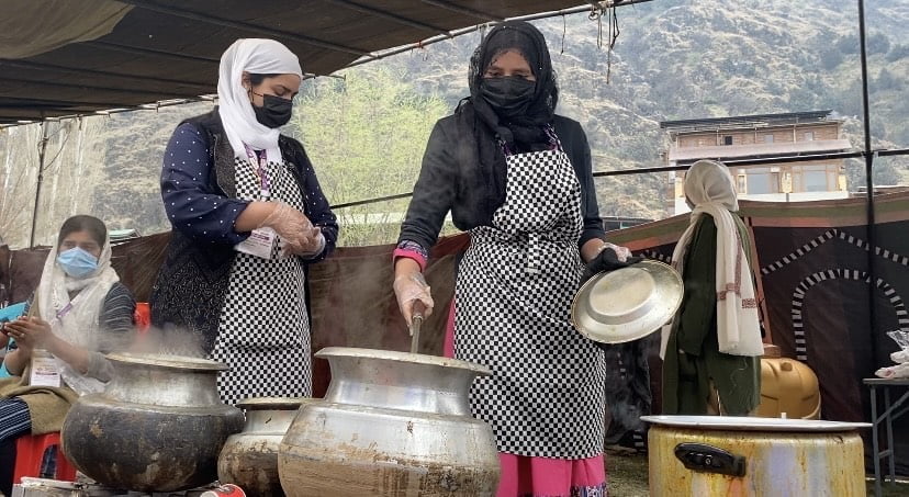 Women wazas inspecting dishes