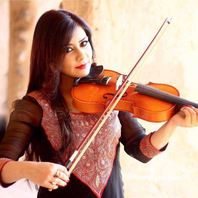Kashmiri woman singer Mehmeet with a violin in her hand 