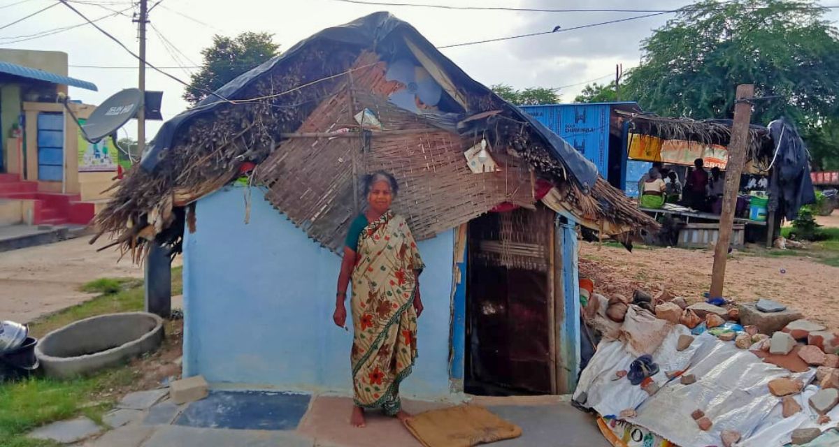 Anganwadi helper at her hut in Jogulamba Gadwal (Photo - Venkateshwarlu Boya, 101Reporters)